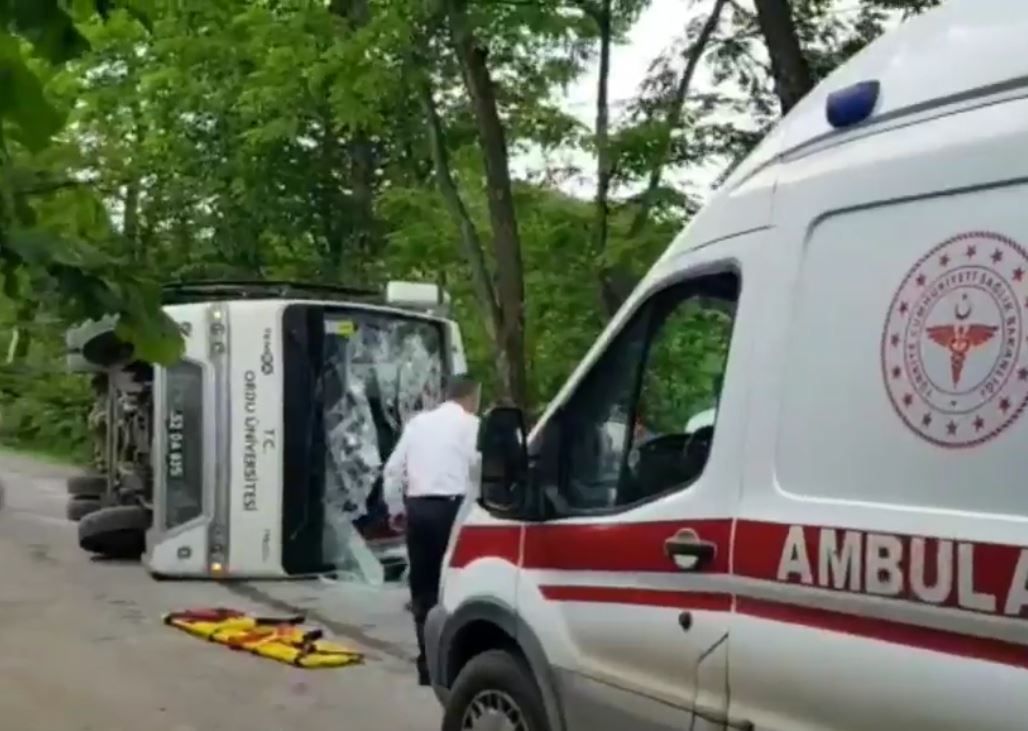 Ordu'da öğretim görevlilerinin midibüsü devrildi: Dekan öldü, çok sayıda yaralı var 4