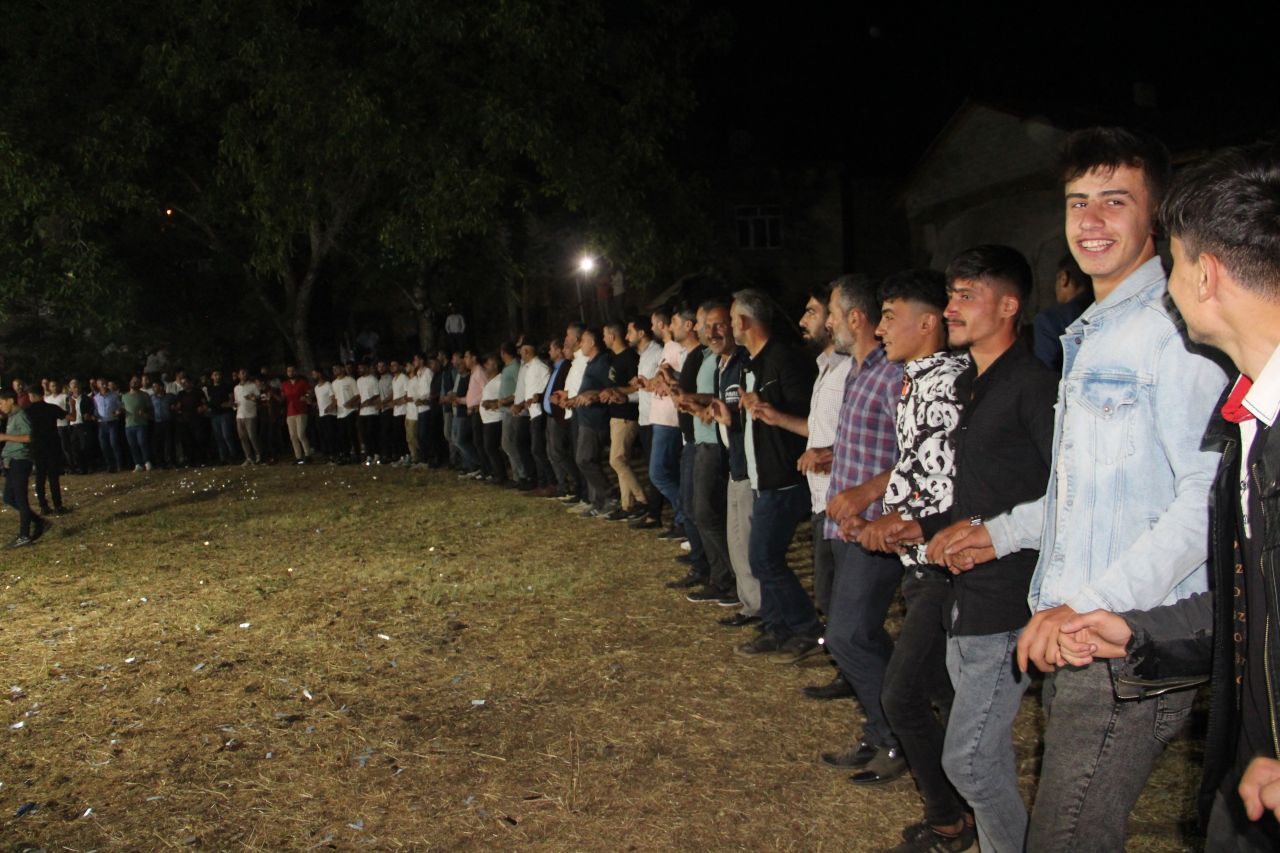 120 haneli köyün nüfusu genç çiftin düğününde 3 bin oldu 3