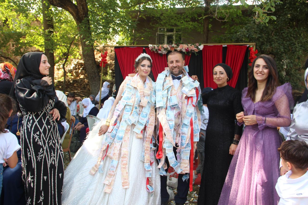 120 haneli köyün nüfusu genç çiftin düğününde 3 bin oldu 5