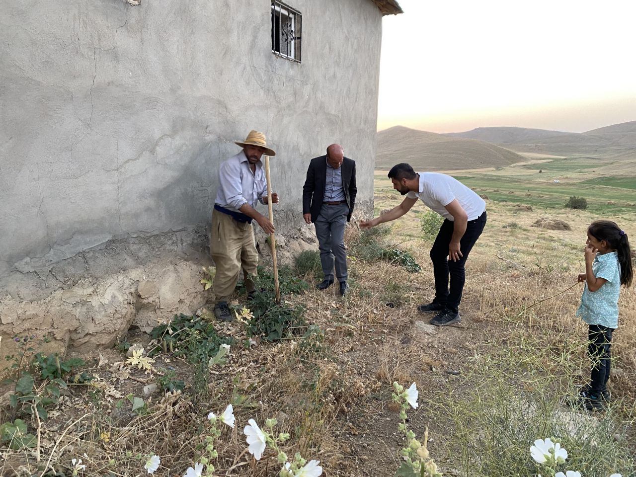İhbara giden ekipler, gördükleri karşısında küçük dillerini yuttu! Her yerden fışkırdı 10