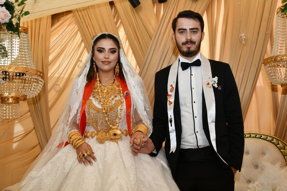 Hakkari'deki aşiret düğününde 5 kilo altın takılan gelin, halay çekerken zorlandı 1