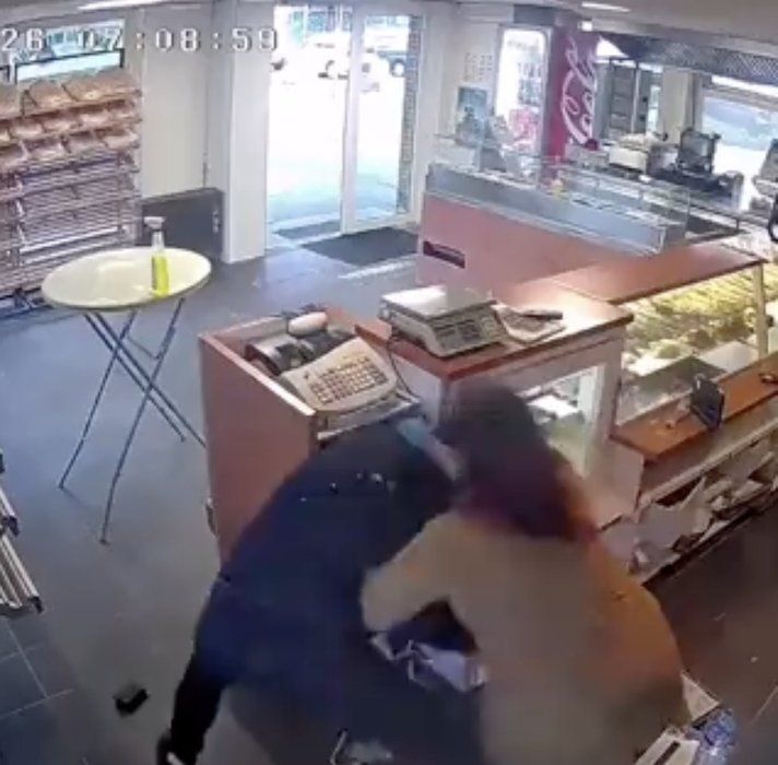 Hollanda'da Türk kadın, fırına giren satırlı hırsızı bezle kovaladı 2