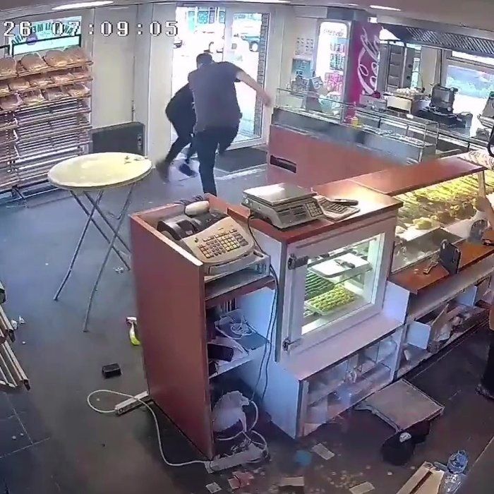 Hollanda'da Türk kadın, fırına giren satırlı hırsızı bezle kovaladı 6