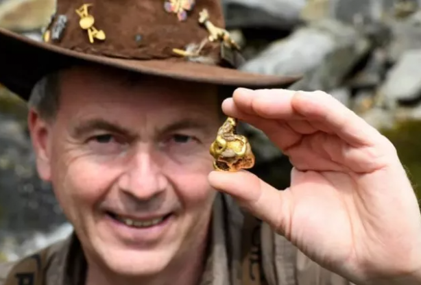 Nehirde yüzerken eline çarptı! Yanlışlıkla dünyanın en büyük altınını buldu... 4