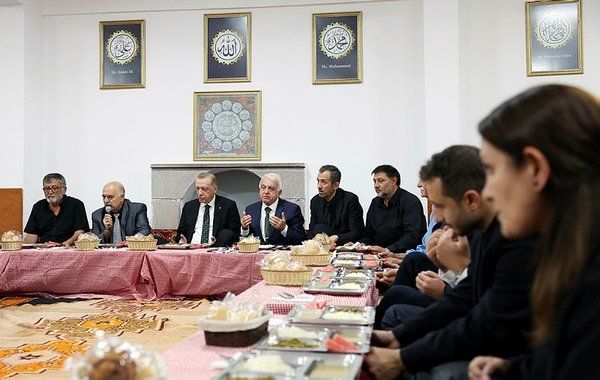 Cemevinde Muharrem ayı iftarına katılan Cumhurbaşkanı Erdoğan: 'Provokasyona geçit verilmedi' 4