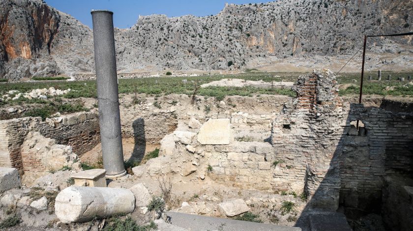 Anavarza Antik Kenti'nde gladyatör mezarlarına rastlandı 8