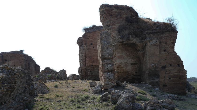 Anavarza Antik Kenti'nde gladyatör mezarlarına rastlandı 17