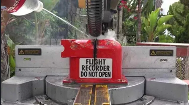 Kara kutuyu açtılar! İçinden bakın ne çıktı... İlk kez dünya ile paylaştılar 1