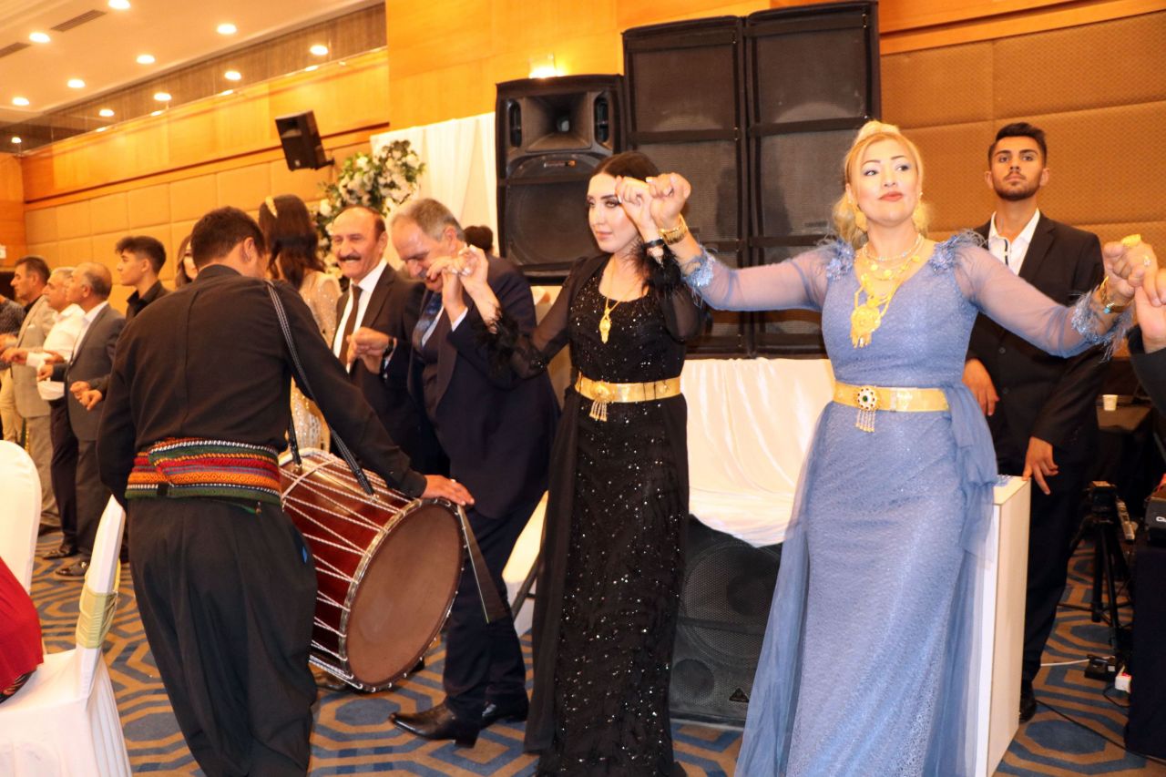 Aşiret düğününde gelinle damada 2,5 milyon liralık takı ve para 10