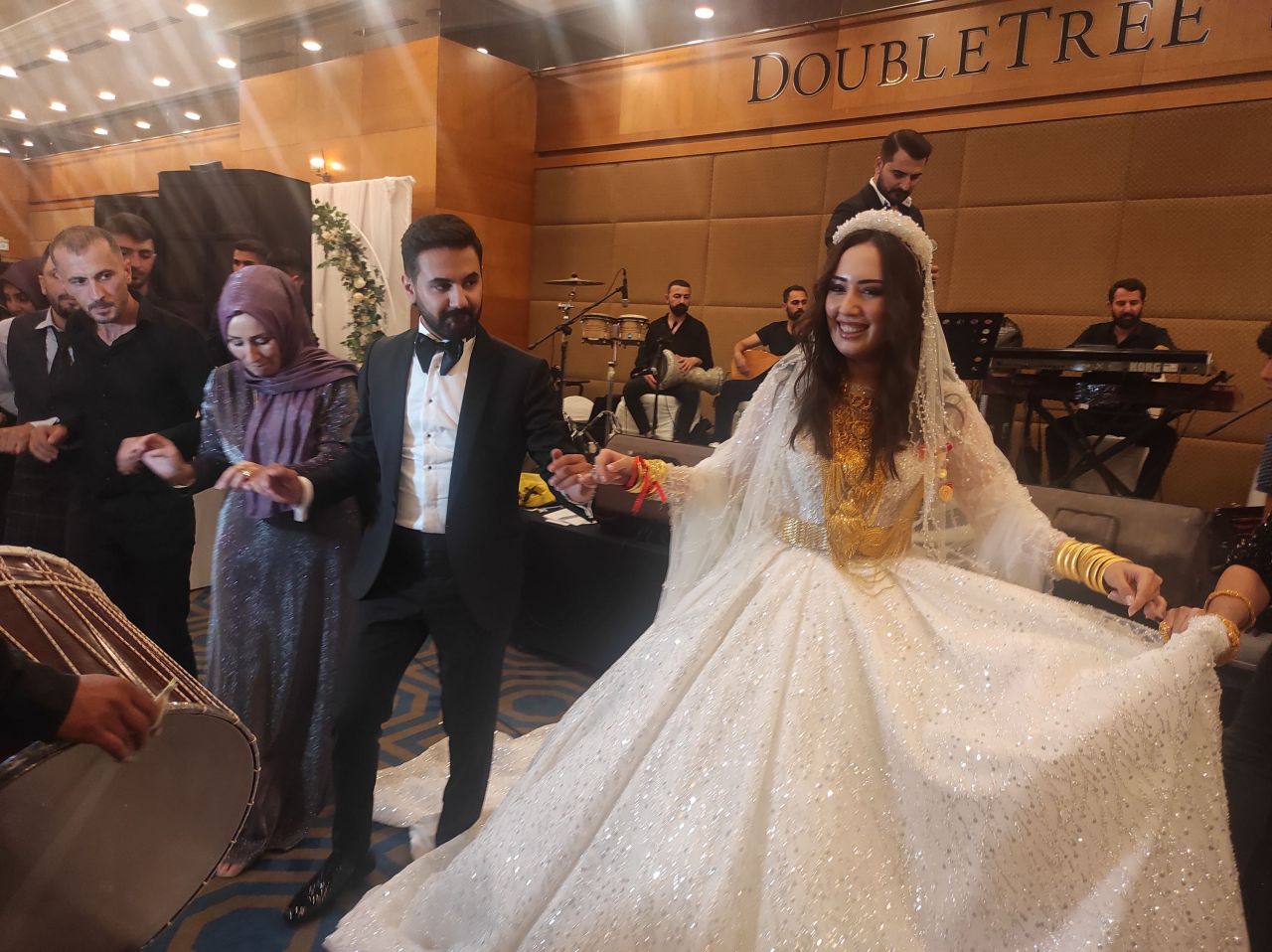 Aşiret düğününde gelinle damada 2,5 milyon liralık takı ve para 7
