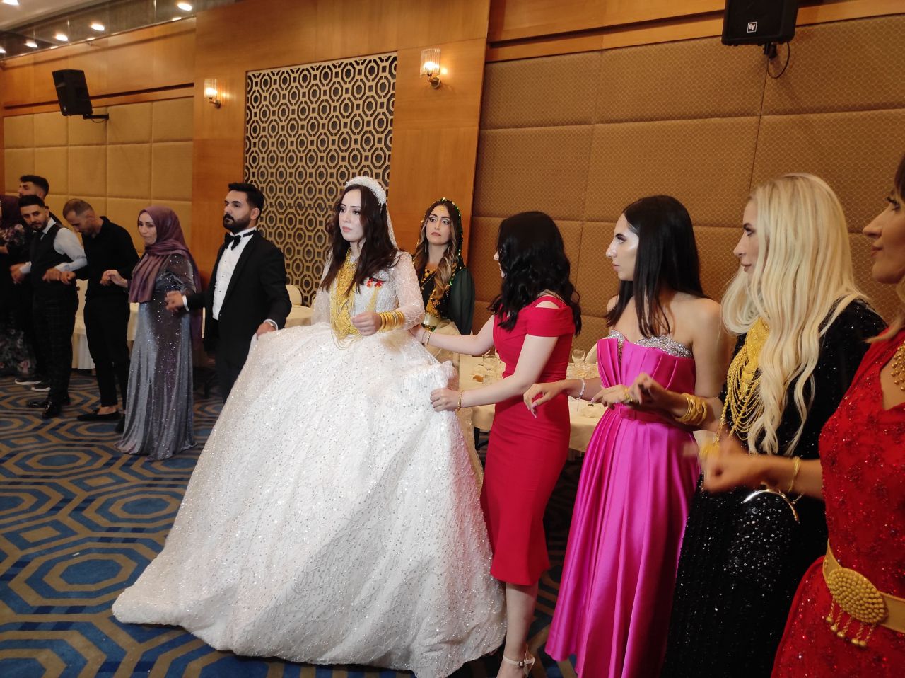 Aşiret düğününde gelinle damada 2,5 milyon liralık takı ve para 2