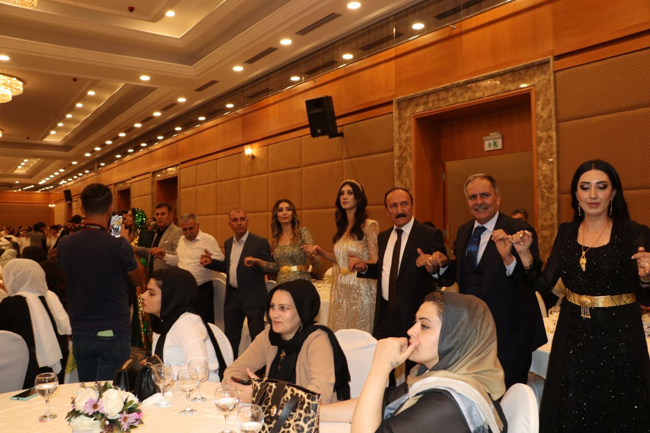 Aşiret düğününde gelinle damada 2,5 milyon liralık takı ve para 9