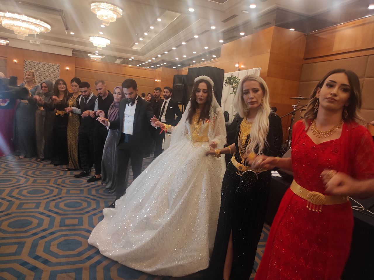 Aşiret düğününde gelinle damada 2,5 milyon liralık takı ve para 6
