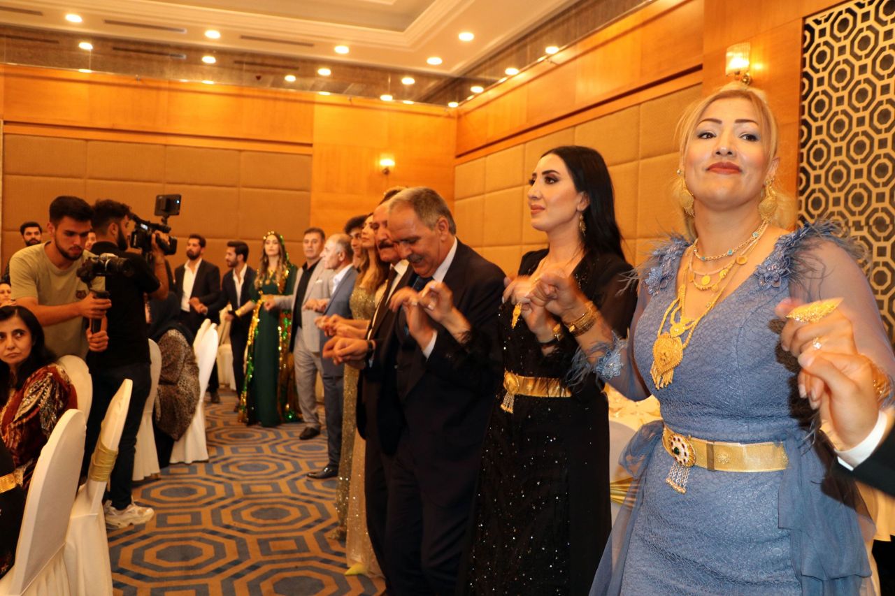 Aşiret düğününde gelinle damada 2,5 milyon liralık takı ve para 5