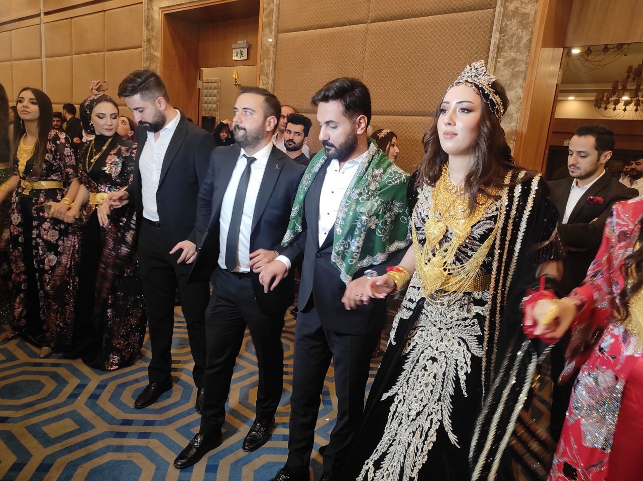 Aşiret düğününde gelinle damada 2,5 milyon liralık takı ve para 8