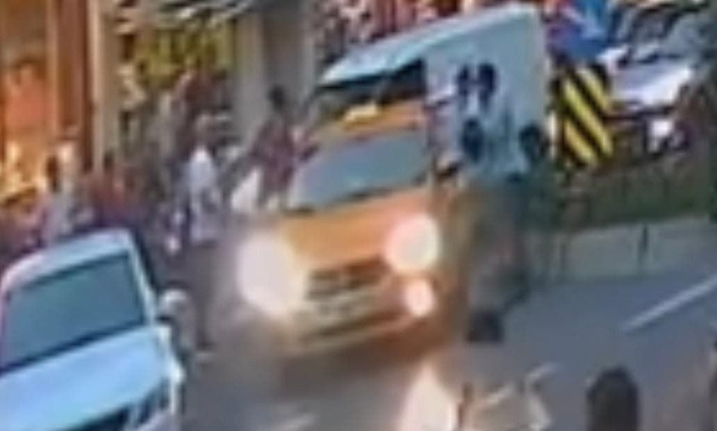 Fatih’te kendilerini almayan taksiciye saldırdılar, o anlar kamerada 1