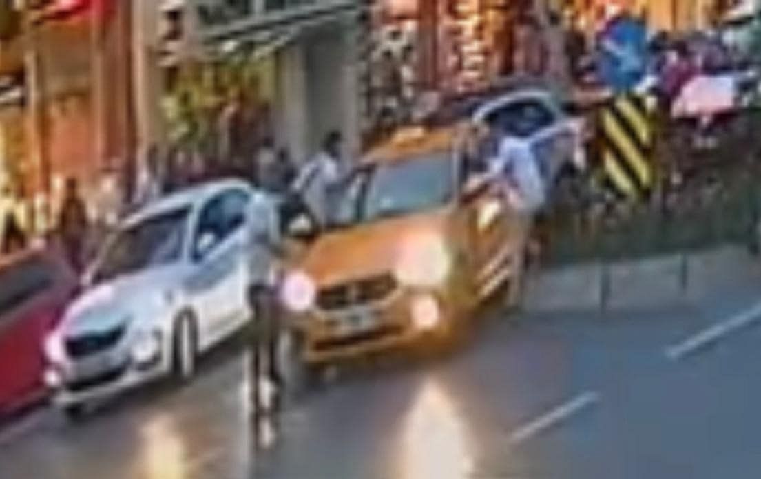 Fatih’te kendilerini almayan taksiciye saldırdılar, o anlar kamerada 2