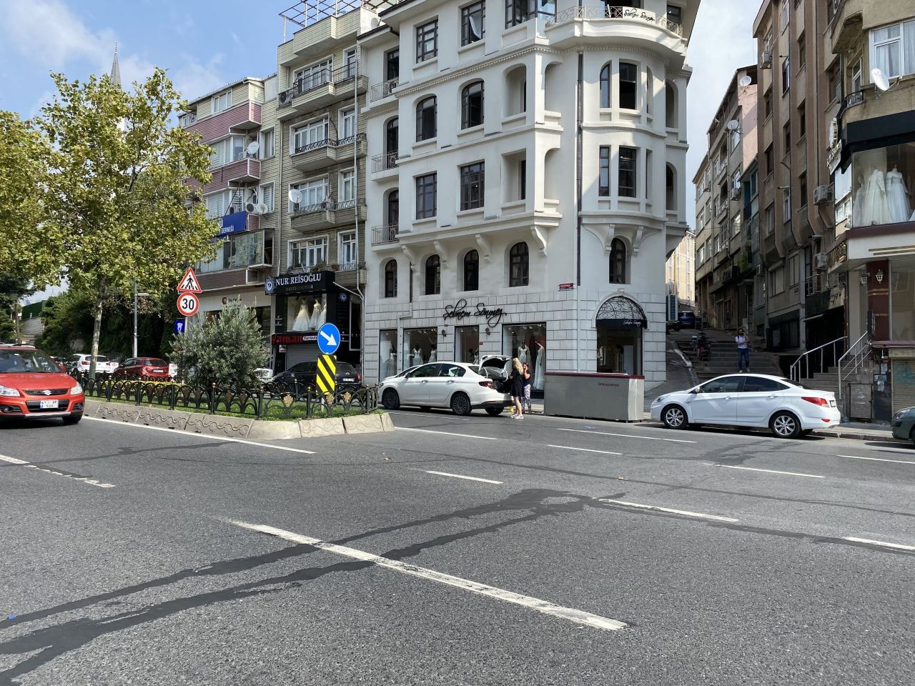 Fatih’te kendilerini almayan taksiciye saldırdılar, o anlar kamerada 3