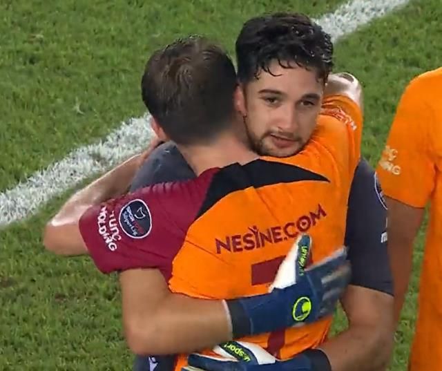 Galatasaraylı futbolcular, Trabzonspor'un kalecisinin yanına koştu 3