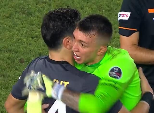 Galatasaraylı futbolcular, Trabzonspor'un kalecisinin yanına koştu 2