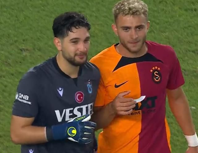 Galatasaraylı futbolcular, Trabzonspor'un kalecisinin yanına koştu 1