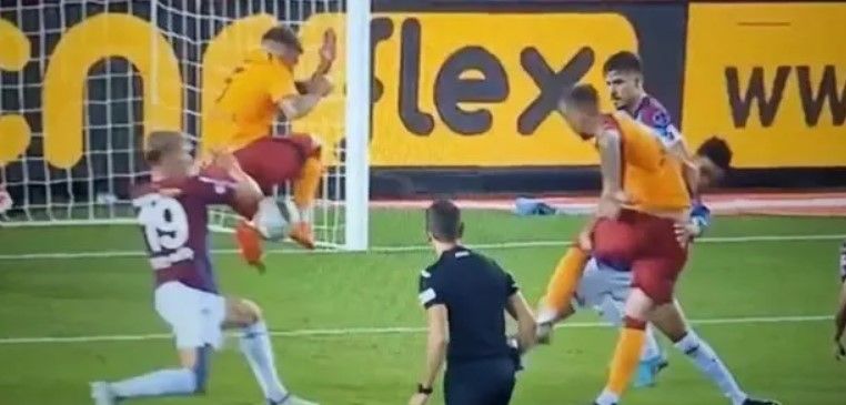 O detay maç sonunda ortaya çıktı! Derbide penaltı tartışması... 3