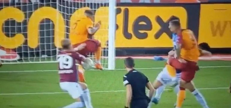 O detay maç sonunda ortaya çıktı! Derbide penaltı tartışması... 5