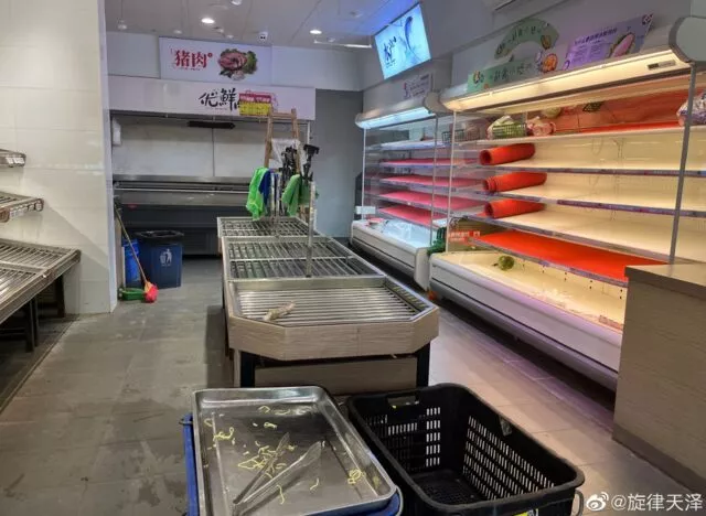 Karantina kararı büyük panik yarattı: İnsanlar birbirini ezdi! 2