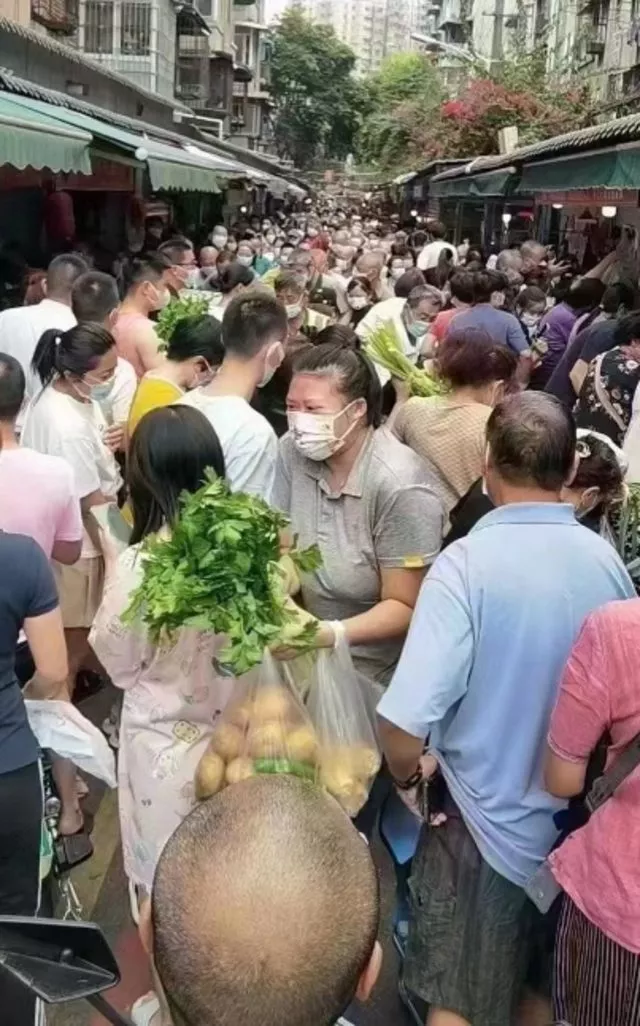 Karantina kararı büyük panik yarattı: İnsanlar birbirini ezdi! 3