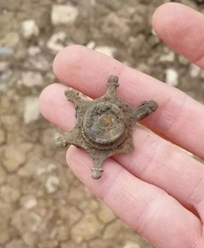 Toprağı kazdılar: Küp küp altın çıktı! 5