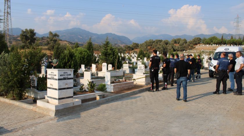 Mezarlıktaki yoğun koku alarma geçirdi! Kahreden görüntü ortaya çıktı 3