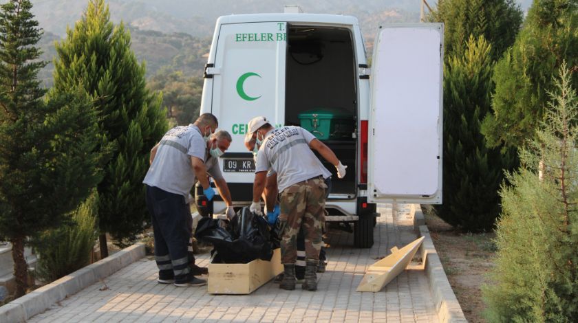 Mezarlıktaki yoğun koku alarma geçirdi! Kahreden görüntü ortaya çıktı 6