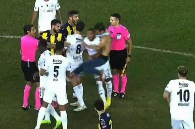 Ankara'da maç sonu ortalık karıştı! Sahaya giren taraftar, Beşiktaşlı yıldıza uçan tekme attı 2