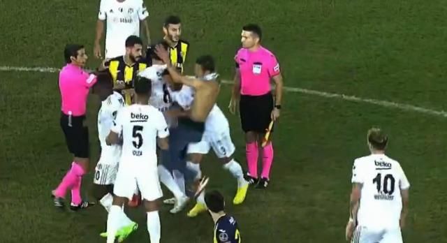 Ankara'da maç sonu ortalık karıştı! Sahaya giren taraftar, Beşiktaşlı yıldıza uçan tekme attı 3