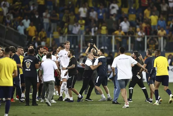 Ahmet Çakar'dan kan donduran sözler: Beşiktaş maçında yaşanan tesadüf değil... 5