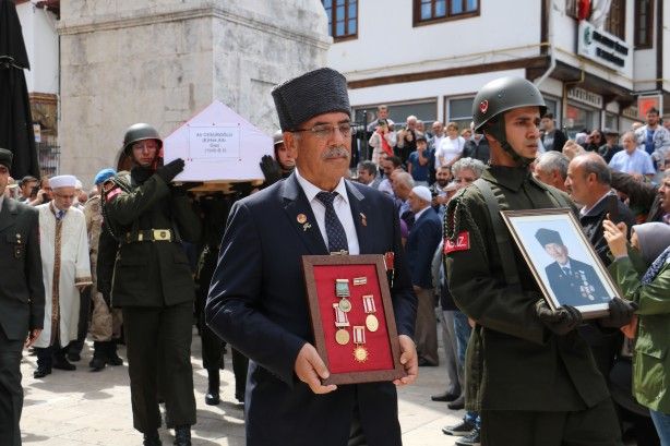 Türkiye'nin en yaşlı gazisine veda edildi 4