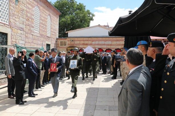 Türkiye'nin en yaşlı gazisine veda edildi 6