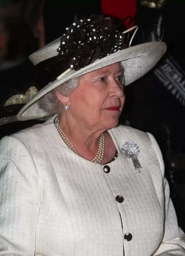 96 yaşındaki İngiltere Kraliçesi 2. Elizabeth hayatını kaybetti! 10 günlük yas başladı 8