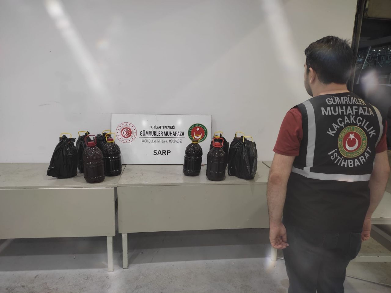 Böyle kaçakçılık görülmedi! Tırın deposundan çıktı 5