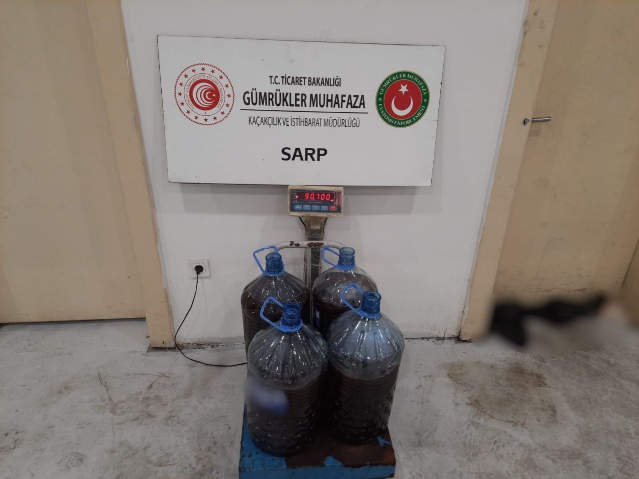 Böyle kaçakçılık görülmedi! Tırın deposundan çıktı 7