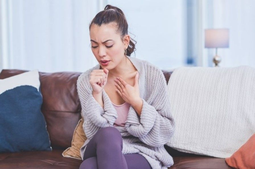 Geçmek bilmeyen öksürüğü bıçak gibi kesiyor! Etkisi bir şişe öksürük şurubuna bedel… 1