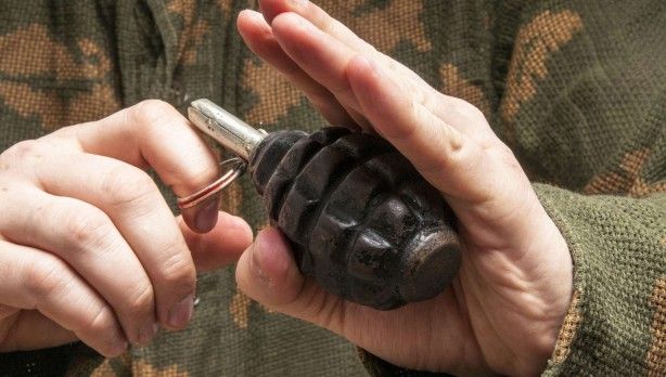 El bombasını silahla vurursanız bakın ne olur? 10