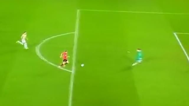 Golü engellemek için her şeyi yaptı! Kale direğine çarpan F.Bahçe'nin yıldızı yerden kalkamadı 1