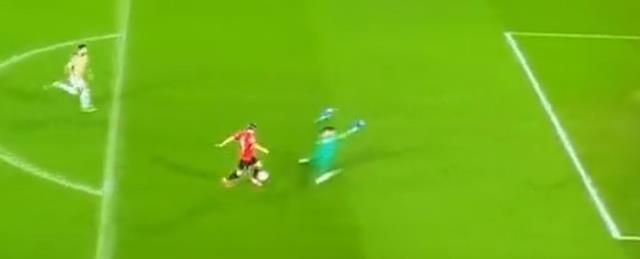 Golü engellemek için her şeyi yaptı! Kale direğine çarpan F.Bahçe'nin yıldızı yerden kalkamadı 2