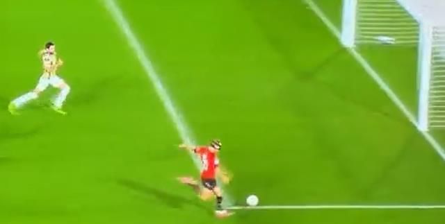 Golü engellemek için her şeyi yaptı! Kale direğine çarpan F.Bahçe'nin yıldızı yerden kalkamadı 3