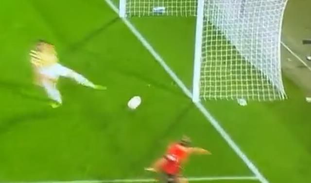 Golü engellemek için her şeyi yaptı! Kale direğine çarpan F.Bahçe'nin yıldızı yerden kalkamadı 4