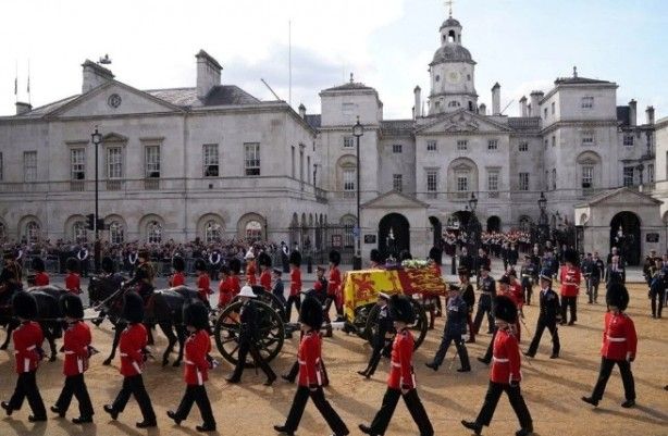 Kraliçe’nin faturası ağır oldu! ABD bile tepki gösterdi 4