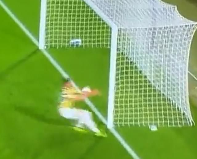 Golü engellemek için her şeyi yaptı! Kale direğine çarpan F.Bahçe'nin yıldızı yerden kalkamadı 5