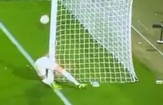 Golü engellemek için her şeyi yaptı! Kale direğine çarpan F.Bahçe'nin yıldızı yerden kalkamadı 6