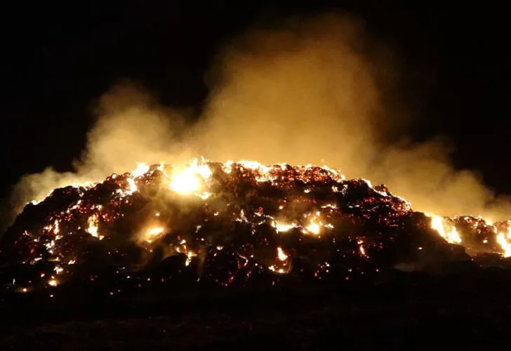 30 milyon liralık balyalar cayır cayır yandı: Görüntüler şaşkına çevirdi! 1